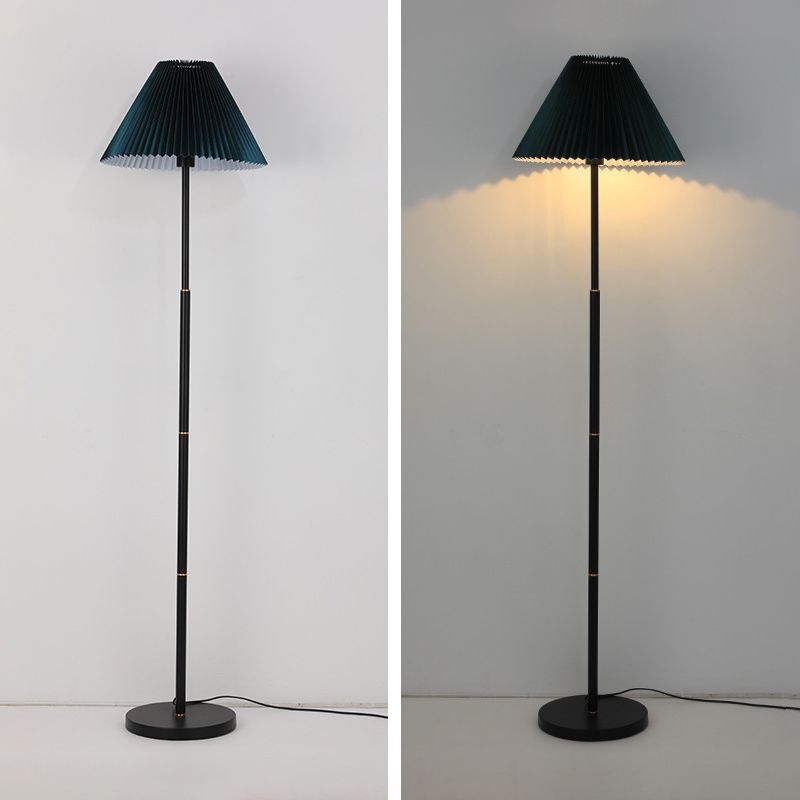 Ozawa Modern Golvlampa i Plisserad Metall och Tyg, Vit/Grön/Aprikos