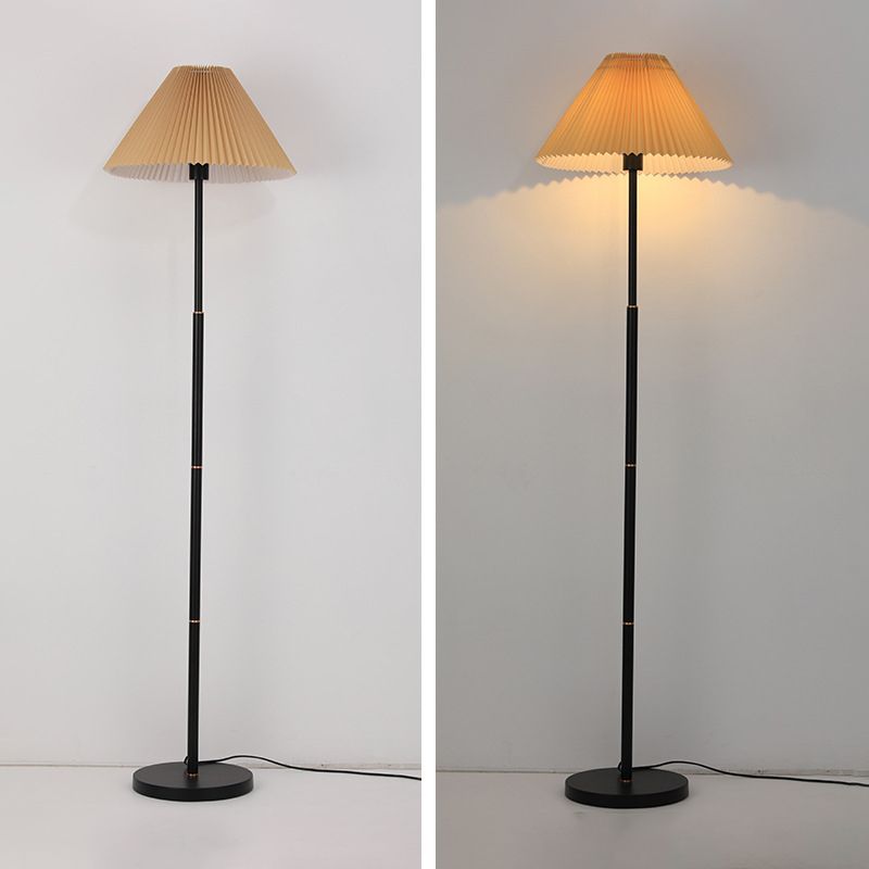 Ozawa Modern Golvlampa i Plisserad Metall och Tyg, Vit/Grön/Aprikos