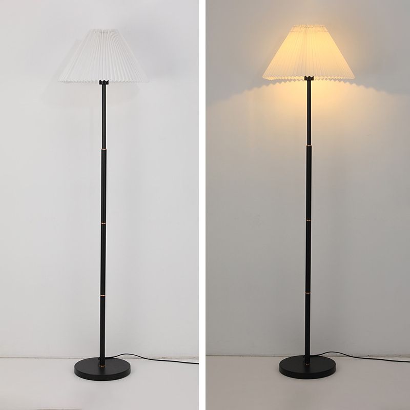 Ozawa Modern Golvlampa i Plisserad Metall och Tyg, Vit/Grön/Aprikos